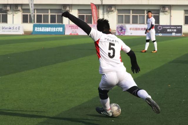 中国男篮传奇球星王治郅入选国际篮联名人堂